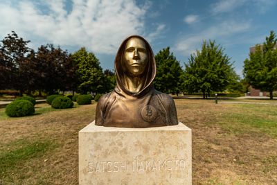 Budapest, Hungary -August 7, .2022:  Portrait of the statue of Satoshi Nakamoto mysterious founder of Bitcoin and Blockchain technology in; created by Reka Gergely and Tamas Gilly.  August 7, .2022 in Budapest, Hungary.-stock-foto
