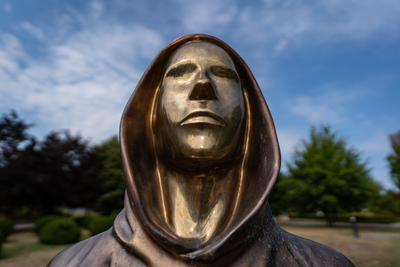 Budapest, Hungary -August 7, .2022:  Portrait of the statue of Satoshi Nakamoto mysterious founder of Bitcoin and Blockchain technology in; created by Reka Gergely and Tamas Gilly.  August 7, .2022 in Budapest, Hungary.-stock-foto