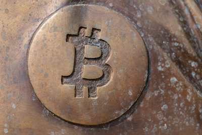 a bitcoin icon on a bronze statue-stock-foto