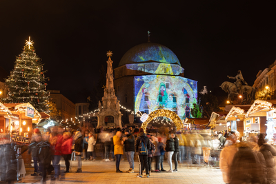 PECS, HUNGARY - DECEMBER 4 2022: Advent market with christmas tree at Szechenyi Square in Pecs. December 4, 2022 Pecs, Hungary-stock-foto