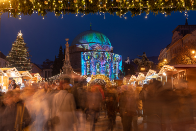 PECS, HUNGARY - DECEMBER 4 2022: Advent market with christmas tree at Szechenyi Square in Pecs. December 4, 2022 Pecs, Hungary-stock-foto