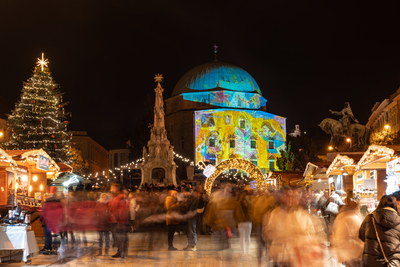 PECS, HUNGARY - DECEMBER 4 2022: Advent market with christmas tree at Szechenyi Square in Pecs. December 4, 2022 Pecs, Hungary-stock-foto