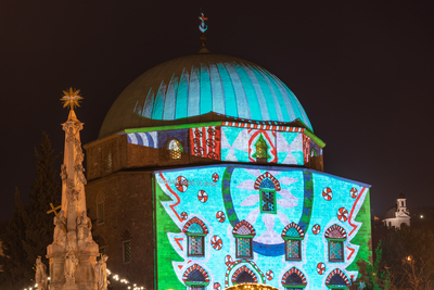 PECS, HUNGARY - DECEMBER 4 2022: Advent market with christmas tree at Szechenyi Square in Pecs. December 4, 2022 Pecs, Hungary-stock-foto