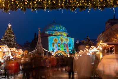 PECS, HUNGARY - DECEMBER 4 2022: Advent market with christmas tree at Szechenyi Square in Pecs. December 4, 2022 Pecs, Hungary-stock-foto