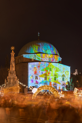 PECS, HUNGARY - DECEMBER 4 2022: Advent market with christmas tree at Szechenyi Square in Pecs. December 4, 2022 Pecs, Hungary-stock-foto