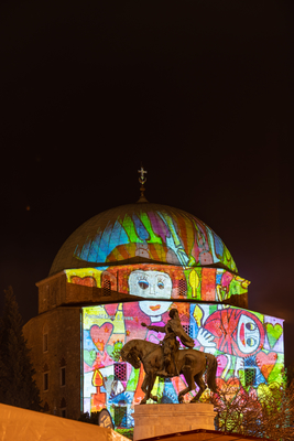 PECS, HUNGARY - DECEMBER 4 2022: Advent market with christmas tree at Szechenyi Square in Pecs. December 4, 2022 Pecs, Hungary-stock-foto