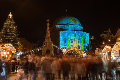 PECS, HUNGARY - DECEMBER 4 2022: Advent market with christmas tree at Szechenyi Square in Pecs. December 4, 2022 Pecs, Hungary-stock-foto
