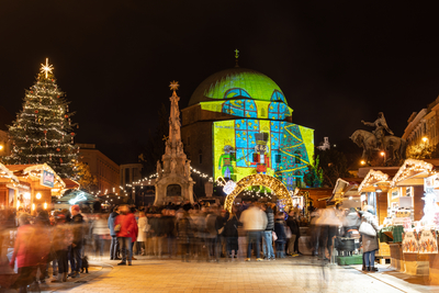 PECS, HUNGARY - DECEMBER 4 2022: Advent market with christmas tree at Szechenyi Square in Pecs. December 4, 2022 Pecs, Hungary-stock-foto