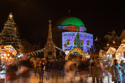 PECS, HUNGARY - DECEMBER 4 2022: Advent market with christmas tree at Szechenyi Square in Pecs. December 4, 2022 Pecs, Hungary-stock-foto