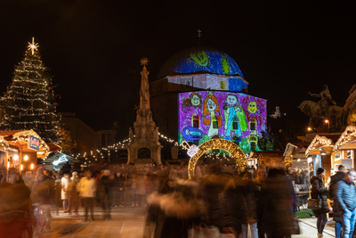 PECS, HUNGARY - DECEMBER 4 2022: Advent market with christmas tree at Szechenyi Square in Pecs. December 4, 2022 Pecs, Hungary-stock-foto