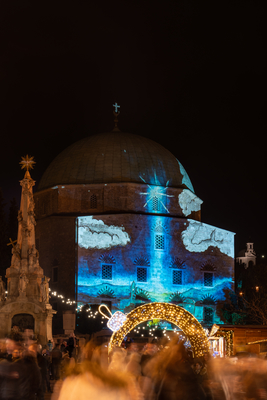 PECS, HUNGARY - DECEMBER 4 2022: Advent market with christmas tree at Szechenyi Square in Pecs. December 4, 2022 Pecs, Hungary-stock-foto