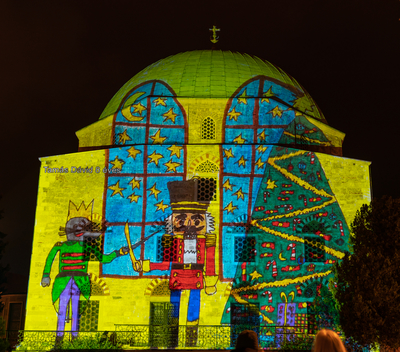 PECS, HUNGARY - DECEMBER 2 2022: Christmas color painting on Dzsami at Szechenyi Square in Pecs. December 2, 2022 Pecs, Hungary-stock-foto