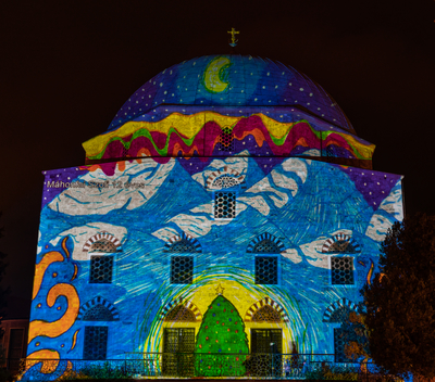 PECS, HUNGARY - DECEMBER 2 2022: Christmas color painting on Dzsami at Szechenyi Square in Pecs. December 2, 2022 Pecs, Hungary-stock-foto