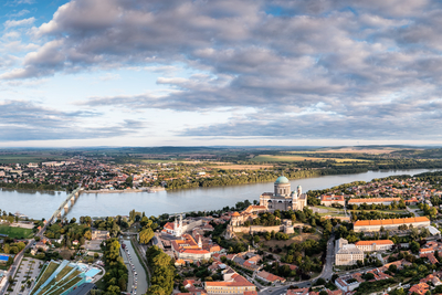 Panoramic view from Esztegom with river Danube and basilica-stock-foto