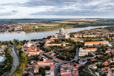 Panoramic view from Esztegom with river Danube and basilica-stock-foto