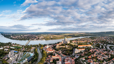 Panoramic view from Esztegom with river Danube and basilica-stock-foto