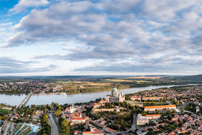Panoramic view from Esztegom with river Danube and basilica-stock-foto