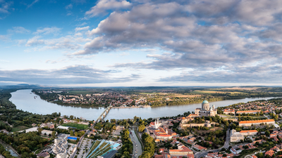 Panoramic view from Esztegom with river Danube and basilica-stock-foto