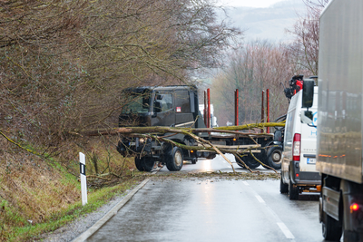 BOSZENFA, HUNGARY - JANUARY 10 2023: Fallen tree blocked the road and   caused congestion on the road Boszenfa. January 10 2023 Boszenfa, Hungary-stock-foto