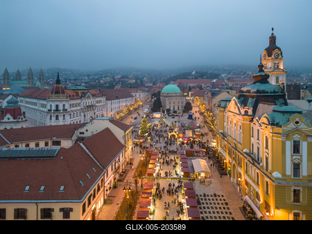Aerial photo of Advent market in Pecs, Hungary-stock-foto