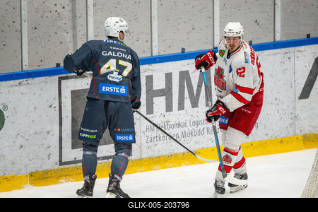 BUDAPEST - FEBRUARY 2: MAC Budapest (Budapest Jégkorong Akadémia Hockey Club) (blue) and Gyergyoi HK  (white) ice hockey teams participate in Championship, February 2, 2024 in Budapest, Hungary.-stock-foto