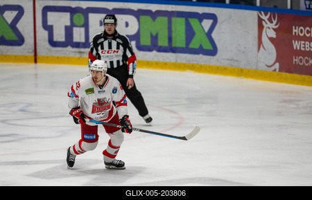 BUDAPEST - FEBRUARY 2: MAC Budapest (Budapest Jégkorong Akadémia Hockey Club) (blue) and Gyergyoi HK  (white) ice hockey teams participate in Championship, February 2, 2024 in Budapest, Hungary.-stock-foto