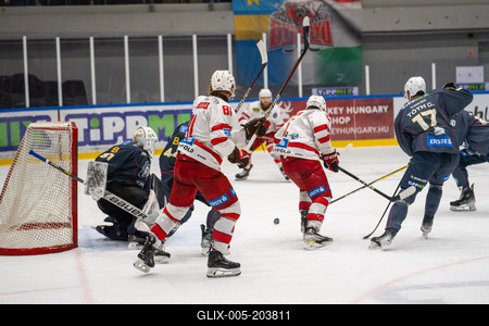 BUDAPEST - FEBRUARY 2: MAC Budapest (Budapest Jégkorong Akadémia Hockey Club) (blue) and Gyergyoi HK  (white) ice hockey teams participate in Championship, February 2, 2024 in Budapest, Hungary.-stock-foto