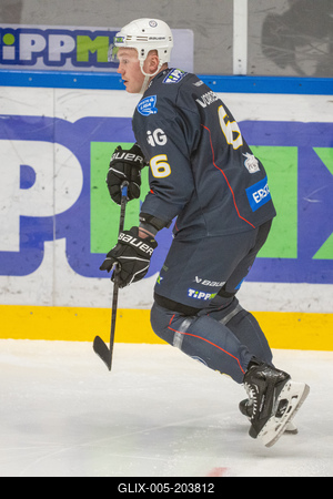 BUDAPEST - FEBRUARY 2: MAC Budapest (Budapest Jégkorong Akadémia Hockey Club) (blue) and Gyergyoi HK  (white) ice hockey teams participate in Championship, February 2, 2024 in Budapest, Hungary.-stock-foto