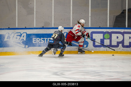 BUDAPEST - FEBRUARY 2: MAC Budapest (Budapest Jégkorong Akadémia Hockey Club) (blue) and Gyergyoi HK  (white) ice hockey teams participate in Championship, February 2, 2024 in Budapest, Hungary.-stock-foto