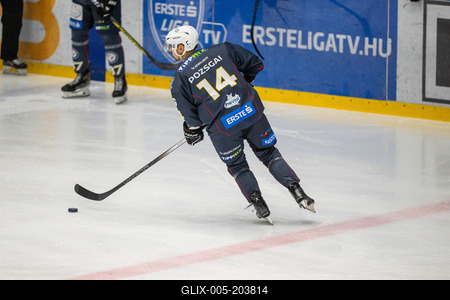 BUDAPEST - FEBRUARY 2: MAC Budapest (Budapest Jégkorong Akadémia Hockey Club) (blue) and Gyergyoi HK  (white) ice hockey teams participate in Championship, February 2, 2024 in Budapest, Hungary.-stock-foto