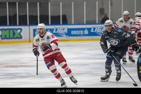 BUDAPEST - FEBRUARY 2: MAC Budapest (Budapest Jégkorong Akadémia Hockey Club) (blue) and Gyergyoi HK  (white) ice hockey teams participate in Championship, February 2, 2024 in Budapest, Hungary.-stock-foto