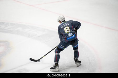 BUDAPEST - FEBRUARY 2: MAC Budapest (Budapest Jégkorong Akadémia Hockey Club) (blue) and Gyergyoi HK  (white) ice hockey teams participate in Championship, February 2, 2024 in Budapest, Hungary.-stock-foto
