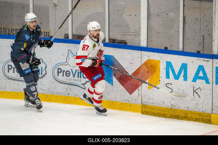 BUDAPEST - FEBRUARY 2: MAC Budapest (Budapest Jégkorong Akadémia Hockey Club) (blue) and Gyergyoi HK  (white) ice hockey teams participate in Championship, February 2, 2024 in Budapest, Hungary.-stock-foto