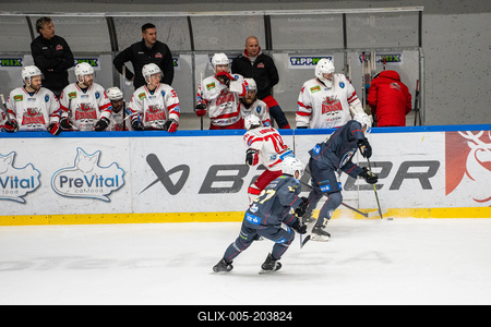 BUDAPEST - FEBRUARY 2: MAC Budapest (Budapest Jégkorong Akadémia Hockey Club) (blue) and Gyergyoi HK  (white) ice hockey teams participate in Championship, February 2, 2024 in Budapest, Hungary.-stock-foto