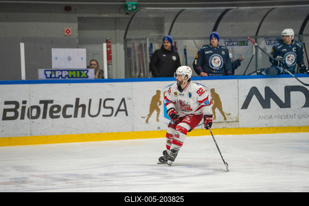 BUDAPEST - FEBRUARY 2: MAC Budapest (Budapest Jégkorong Akadémia Hockey Club) (blue) and Gyergyoi HK  (white) ice hockey teams participate in Championship, February 2, 2024 in Budapest, Hungary.-stock-foto