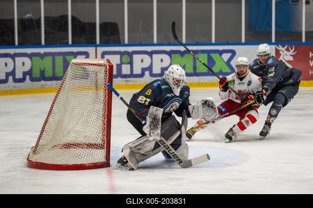 BUDAPEST - FEBRUARY 2: MAC Budapest (Budapest Jégkorong Akadémia Hockey Club) (blue) and Gyergyoi HK  (white) ice hockey teams participate in Championship, February 2, 2024 in Budapest, Hungary.-stock-foto