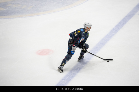BUDAPEST - FEBRUARY 2: MAC Budapest (Budapest Jégkorong Akadémia Hockey Club) (blue) and Gyergyoi HK  (white) ice hockey teams participate in Championship, February 2, 2024 in Budapest, Hungary.-stock-foto