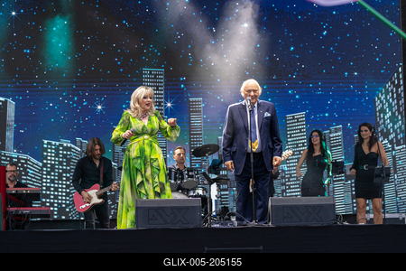 PECS, HUNGARY - JUNE 07: Korda Gyorgy and Balazs Klari sing at the Korda 85 concert . It was a public free concert in Szechenyi square in June 07, 2024 in Pecs, Hungary-stock-foto