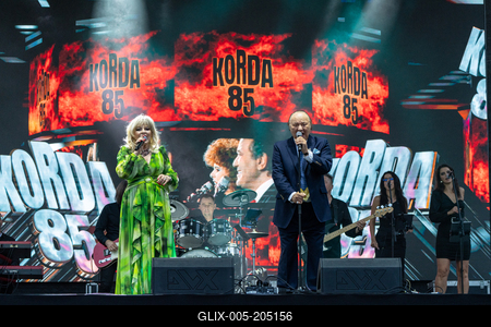 PECS, HUNGARY - JUNE 07: Korda Gyorgy and Balazs Klari sing at the Korda 85 concert . It was a public free concert in Szechenyi square in June 07, 2024 in Pecs, Hungary-stock-foto