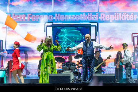 PECS, HUNGARY - JUNE 07: Korda Gyorgy and Balazs Klari sing at the Korda 85 concert . It was a public free concert in Szechenyi square in June 07, 2024 in Pecs, Hungary-stock-foto