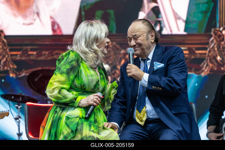 PECS, HUNGARY - JUNE 07: Korda Gyorgy and Balazs Klari sing at the Korda 85 concert . It was a public free concert in Szechenyi square in June 07, 2024 in Pecs, Hungary-stock-foto
