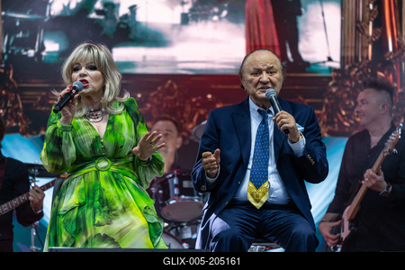 PECS, HUNGARY - JUNE 07: Korda Gyorgy and Balazs Klari sing at the Korda 85 concert . It was a public free concert in Szechenyi square in June 07, 2024 in Pecs, Hungary-stock-foto