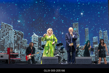 PECS, HUNGARY - JUNE 07: Korda Gyorgy and Balazs Klari sing at the Korda 85 concert . It was a public free concert in Szechenyi square in June 07, 2024 in Pecs, Hungary-stock-foto
