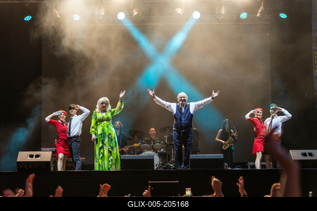 PECS, HUNGARY - JUNE 07: Korda Gyorgy and Balazs Klari sing at the Korda 85 concert . It was a public free concert in Szechenyi square in June 07, 2024 in Pecs, Hungary-stock-foto