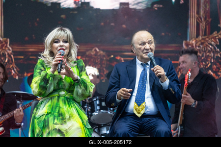 PECS, HUNGARY - JUNE 07: Korda Gyorgy and Balazs Klari sing at the Korda 85 concert . It was a public free concert in Szechenyi square in June 07, 2024 in Pecs, Hungary-stock-foto