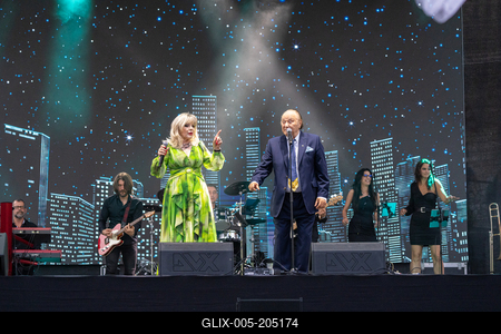 PECS, HUNGARY - JUNE 07: Korda Gyorgy and Balazs Klari sing at the Korda 85 concert . It was a public free concert in Szechenyi square in June 07, 2024 in Pecs, Hungary-stock-foto