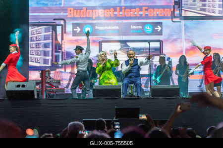 PECS, HUNGARY - JUNE 07: Korda Gyorgy and Balazs Klari sing at the Korda 85 concert . It was a public free concert in Szechenyi square in June 07, 2024 in Pecs, Hungary-stock-foto