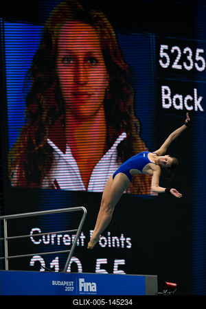 Remek ugrással javított 10 m-es toronyugrásban Kormos VillõFINA Vizes VB Budapest, 2017, Duna ArénaFina World ChampionshipsNõi mûugrás, toronyugrás 10 méterKormos Villõ-stock-foto