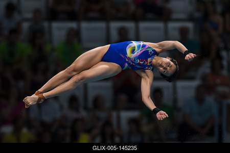 Félúton a siker feléFINA Vizes VB Budapest, 2017, Duna ArénaFina World ChampionshipsNõi mûugrás, toronyugrás 10 méter-stock-foto