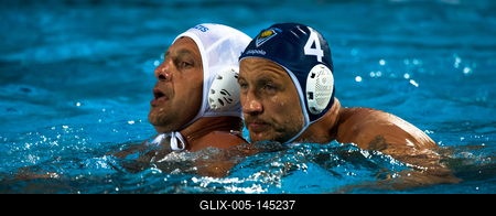 A vízilabda Aranycsapatunk újra a medencében a sportág szentélyében. FINA Vizes Masters VB Budapest, 2017, Hajós Alfréd UszodaVarga Zsolt (Millenium) és Povázai György (Oázis SC)-stock-foto